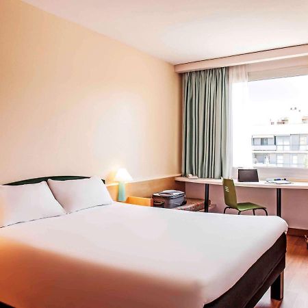 Hotel Ibis Barcelona Molins De Rei Esterno foto