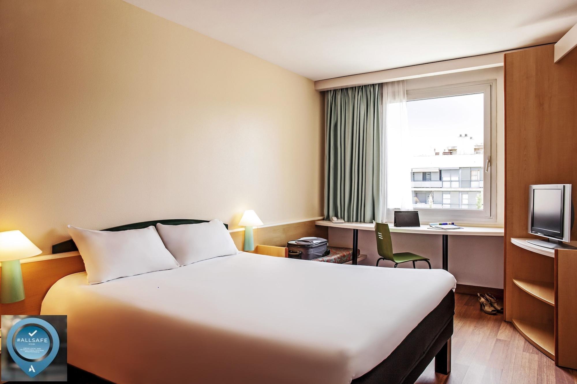 Hotel Ibis Barcelona Molins De Rei Esterno foto