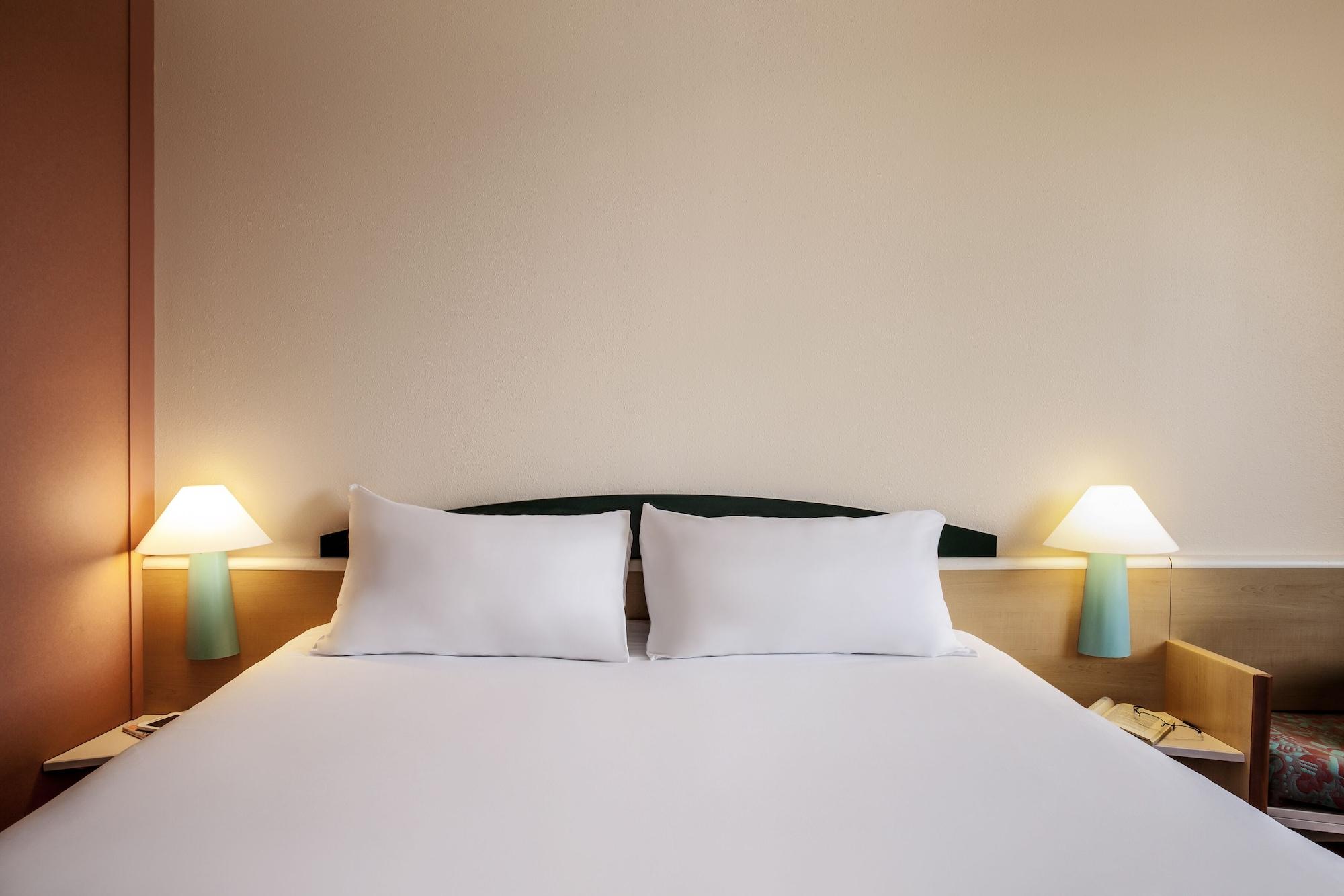 Hotel Ibis Barcelona Molins De Rei Esterno foto