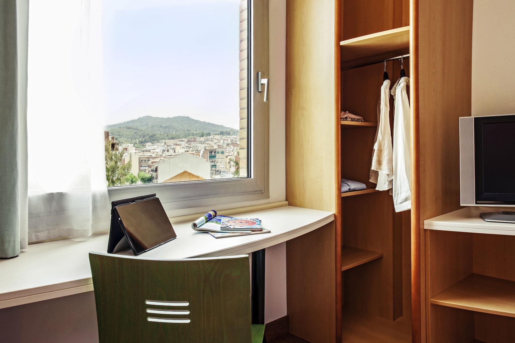 Hotel Ibis Barcelona Molins De Rei Esterno foto