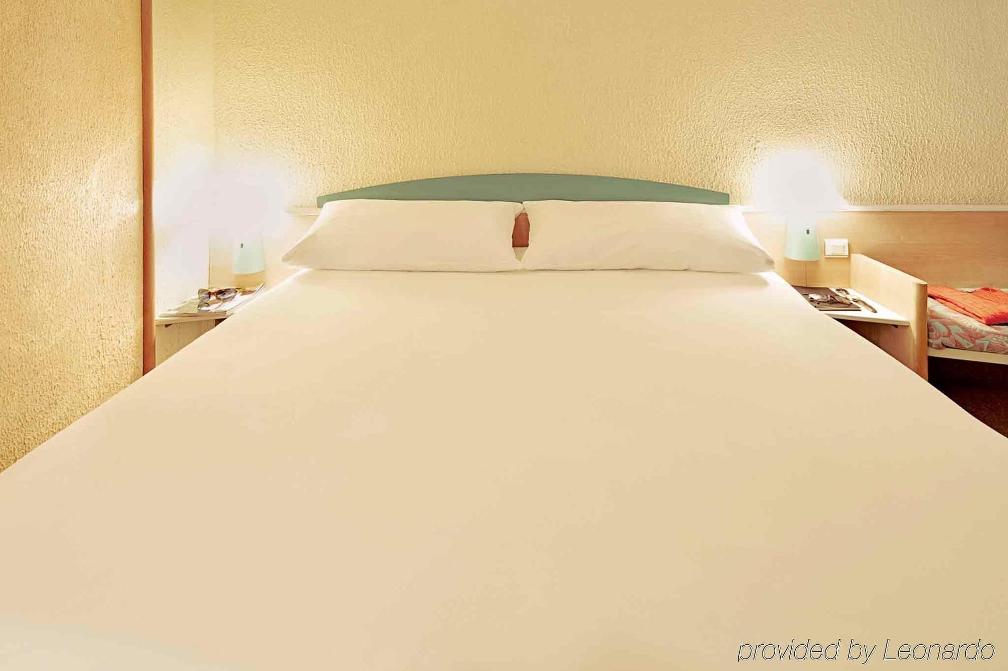Hotel Ibis Barcelona Molins De Rei Esterno foto