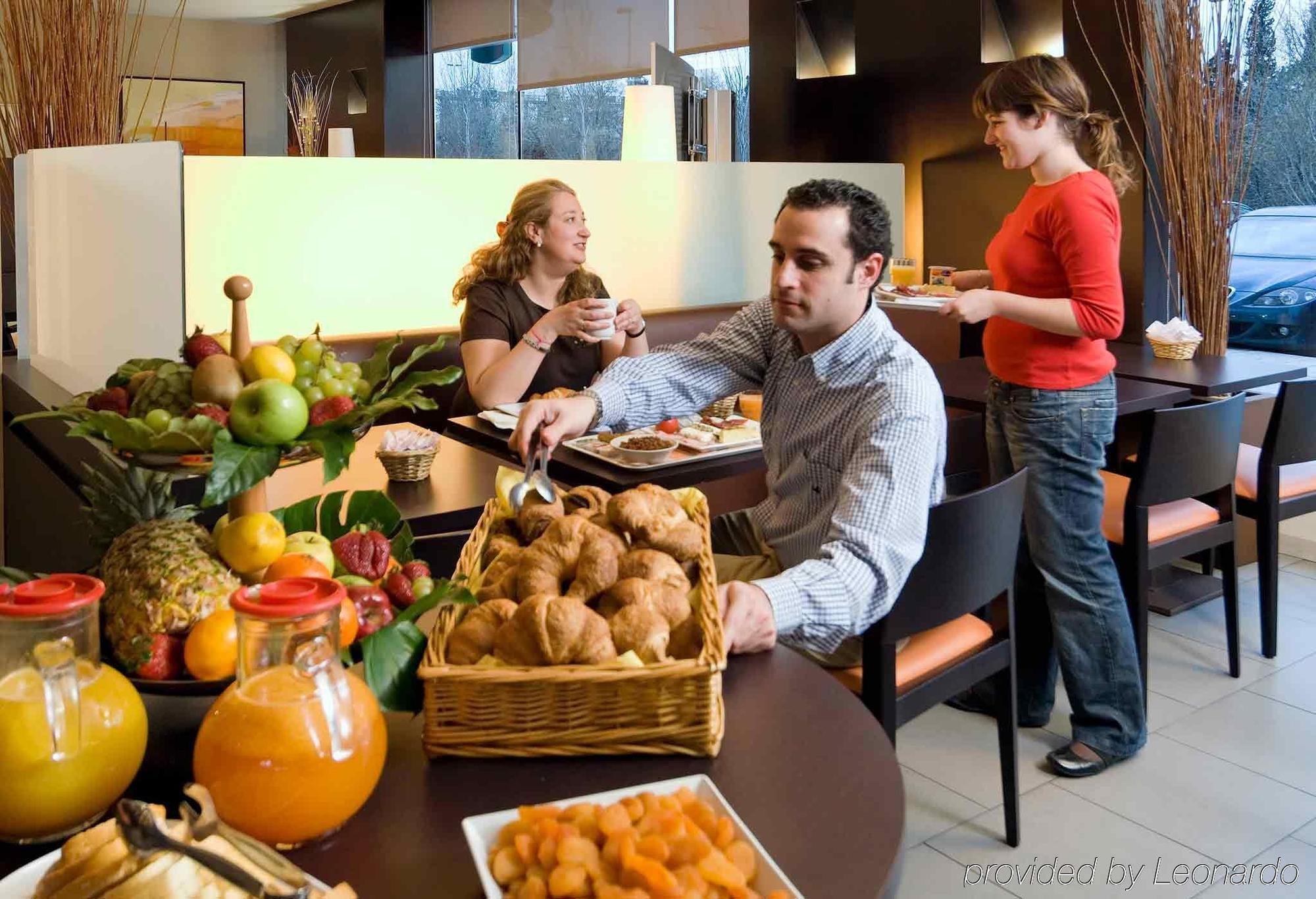 Hotel Ibis Barcelona Molins De Rei Esterno foto