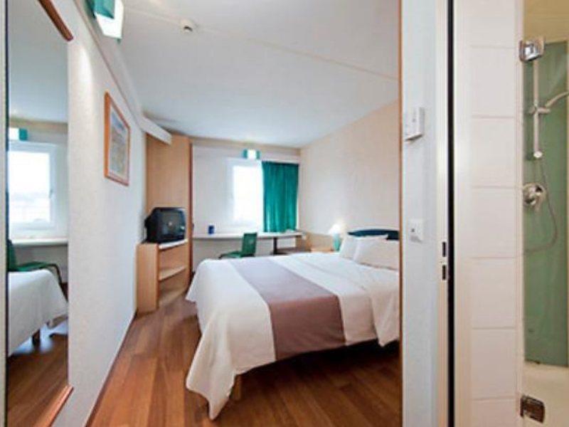 Hotel Ibis Barcelona Molins De Rei Esterno foto