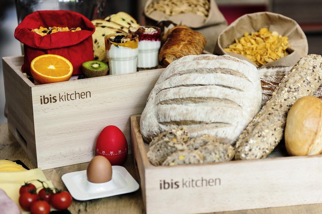 Hotel Ibis Barcelona Molins De Rei Esterno foto