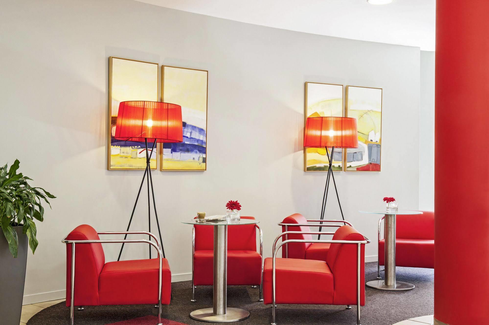 Hotel Ibis Barcelona Molins De Rei Esterno foto