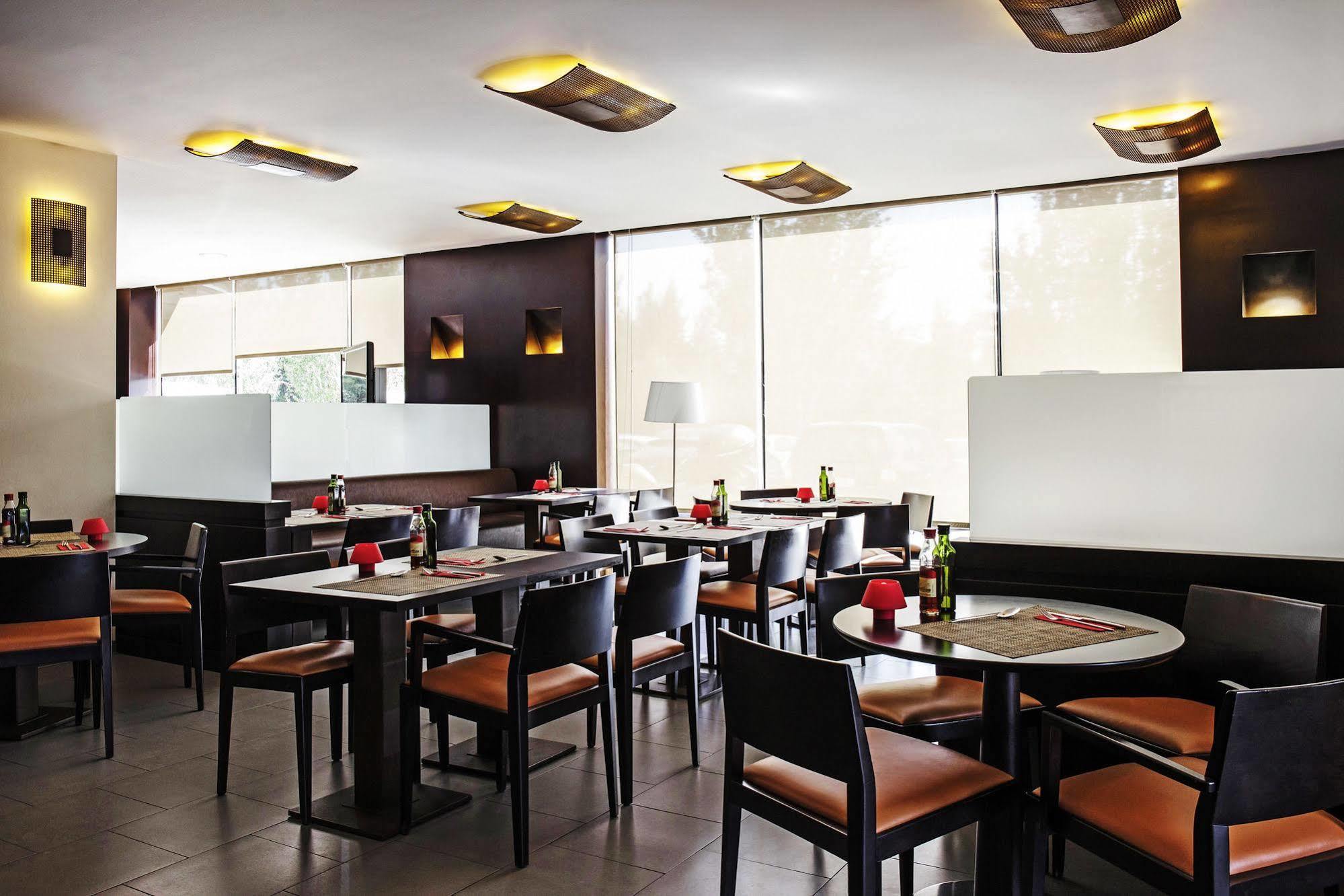 Hotel Ibis Barcelona Molins De Rei Esterno foto