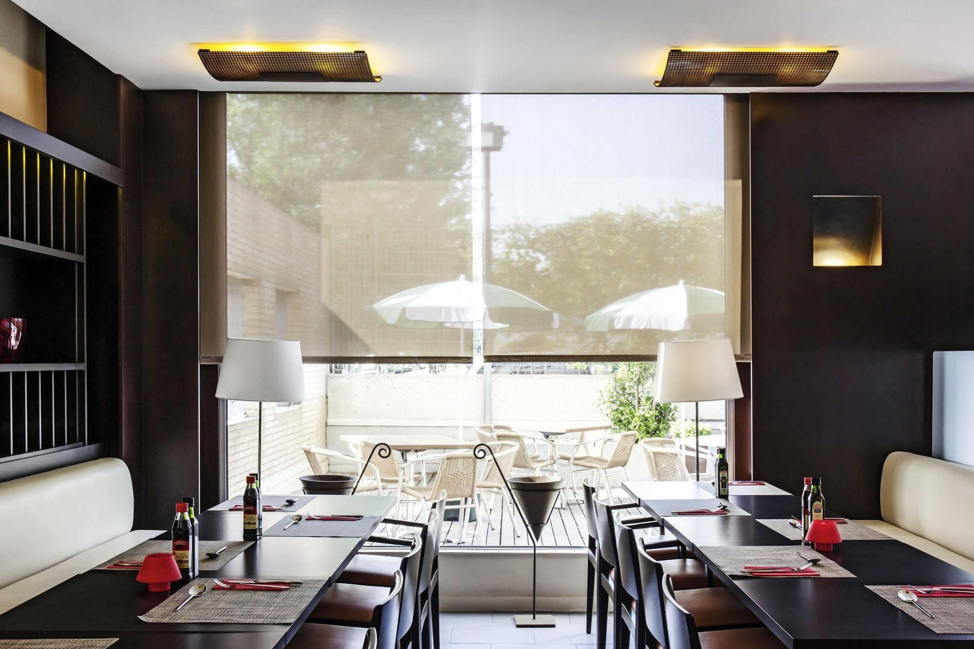 Hotel Ibis Barcelona Molins De Rei Esterno foto