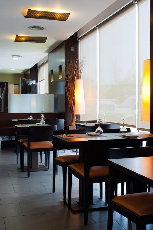 Hotel Ibis Barcelona Molins De Rei Esterno foto