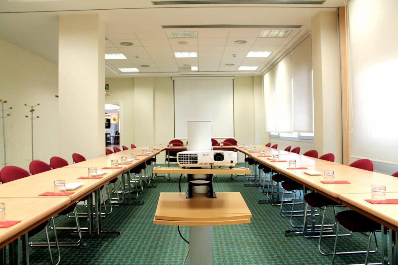 Hotel Ibis Barcelona Molins De Rei Esterno foto