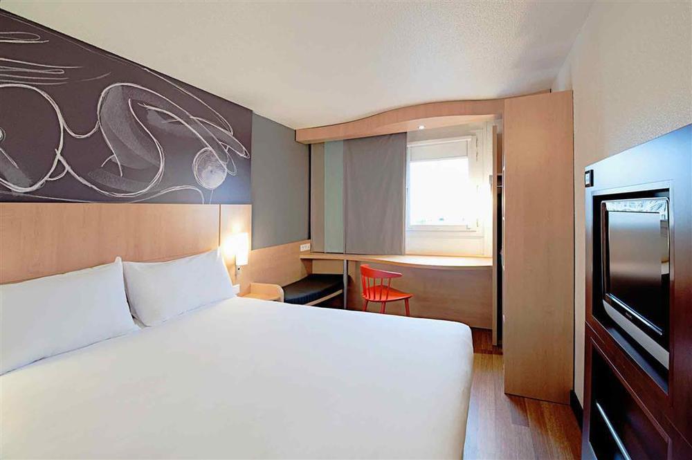 Hotel Ibis Barcelona Molins De Rei Esterno foto