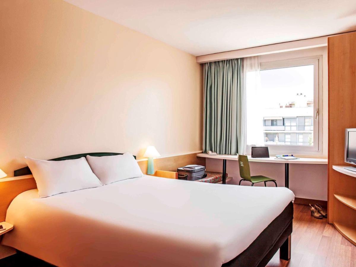 Hotel Ibis Barcelona Molins De Rei Esterno foto