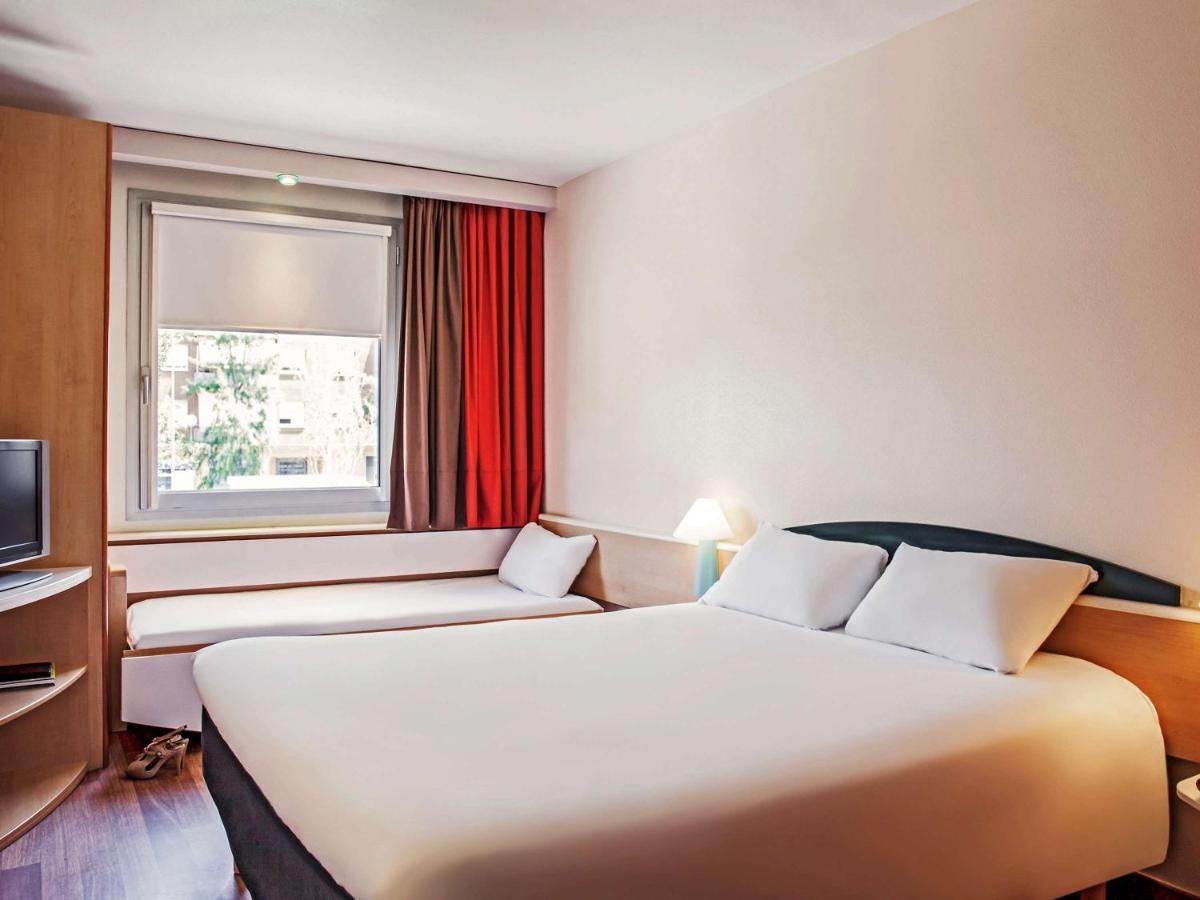 Hotel Ibis Barcelona Molins De Rei Esterno foto