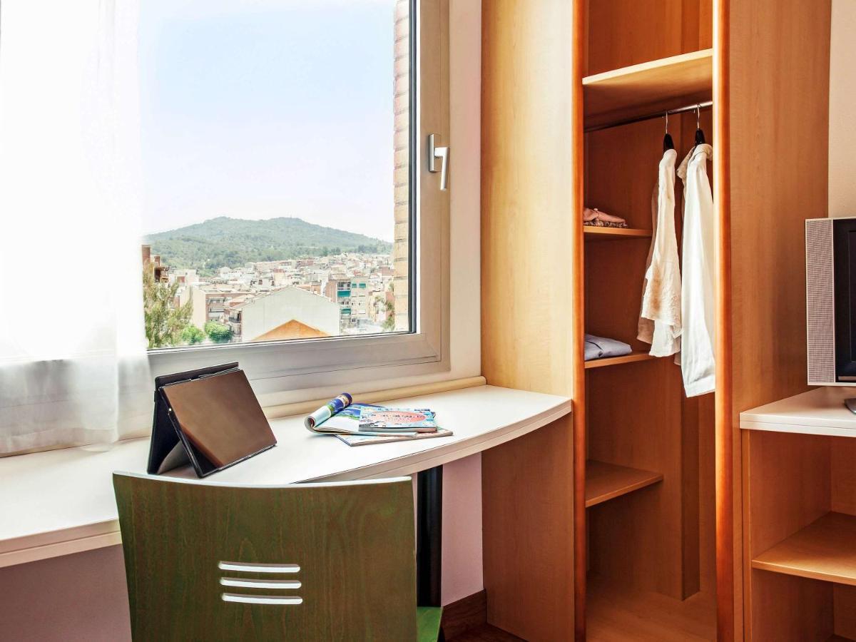 Hotel Ibis Barcelona Molins De Rei Esterno foto